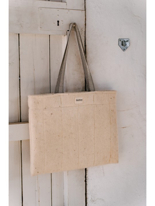 Bolso flat . Fieltro de lana. Lana de Mallorca. Hecho en Mallorca. Artesanía local. Pieza única